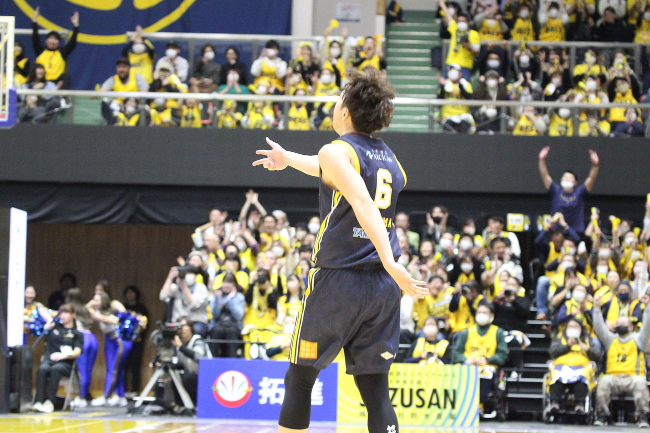 宇都宮対川崎　3Pシュートを決め、ベンチに向かってポーズを決める宇都宮・比江島慎（撮影・沢田啓太郎）