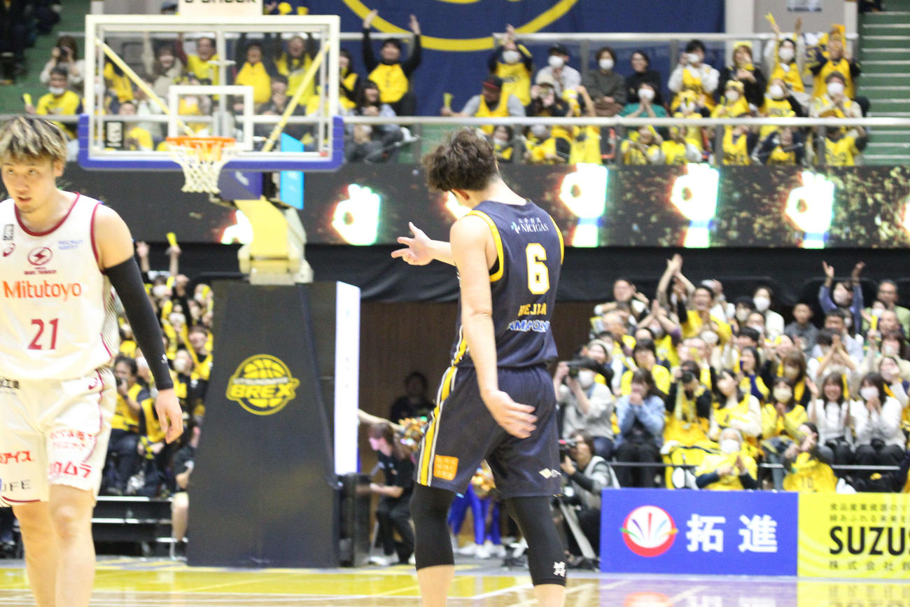 宇都宮対川崎　3Pシュートを決め、ベンチに向かってポーズを決める宇都宮・比江島慎（撮影・沢田啓太郎）