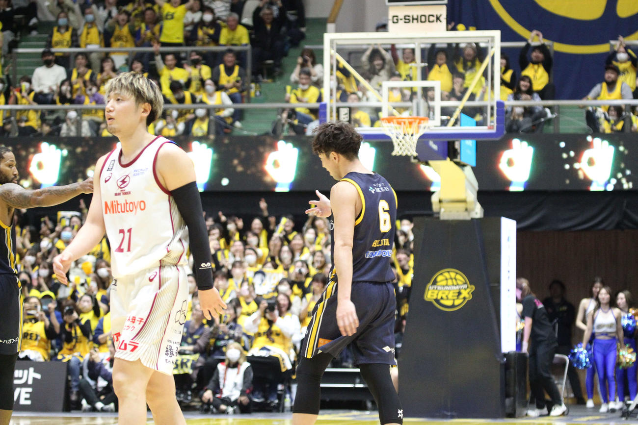 宇都宮対川崎　3Pシュートを決め、ベンチに向かってポーズを決める宇都宮・比江島慎（撮影・沢田啓太郎）