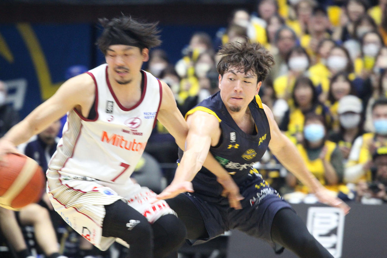 宇都宮対川崎　川崎の篠山相手に激しい守備をみせる宇都宮・比江島慎（撮影・沢田啓太郎）
