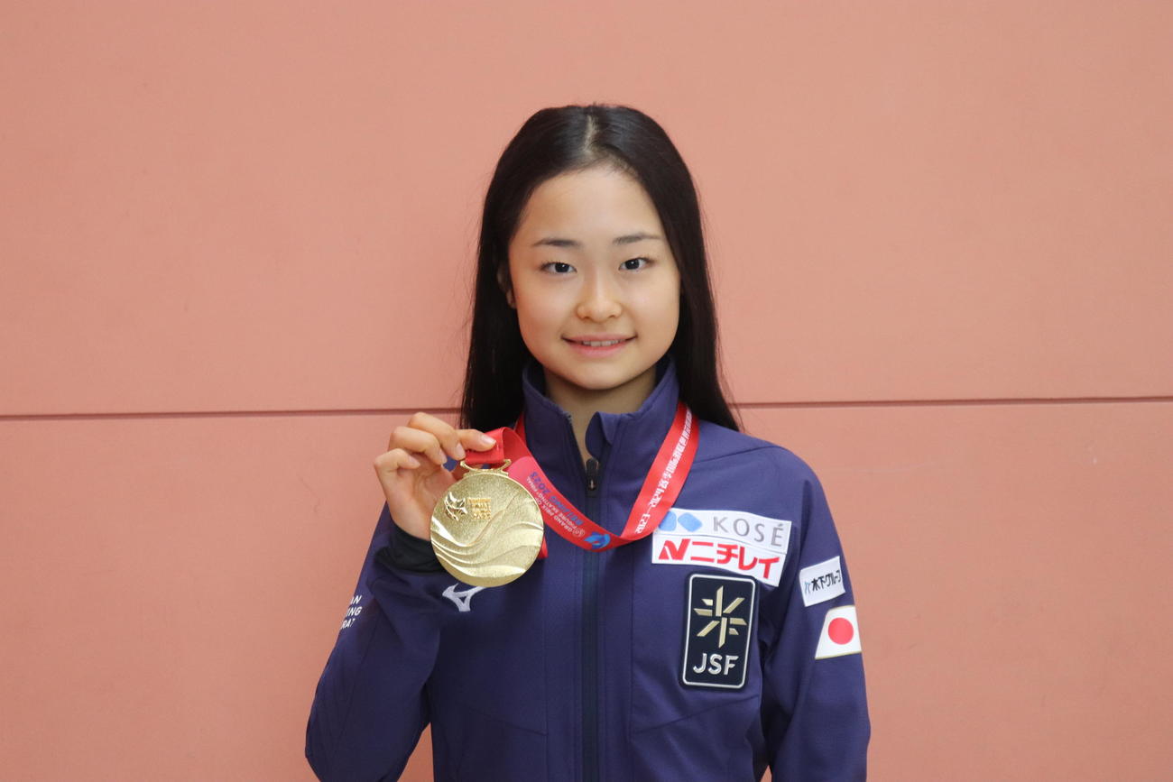 撮影に応じる島田麻央（撮影・竹本穂乃加）