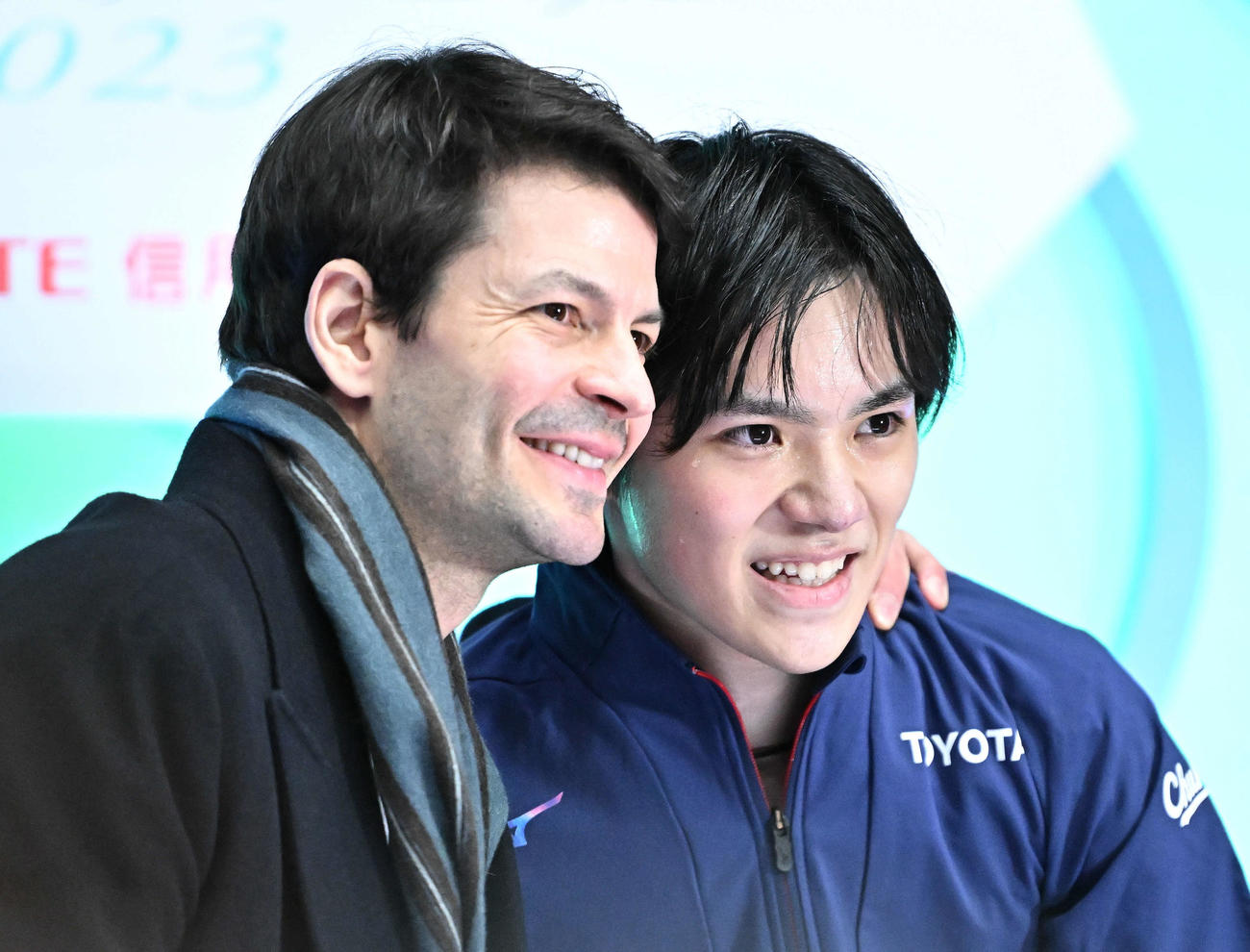 男子SPの演技を終え、笑顔の宇野（右）とステファン・コーチ（撮影・滝沢徹郎）