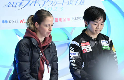 男子SPを終え浮かない表情の鍵山（右）とコストナー・コーチ（撮影・滝沢徹郎）