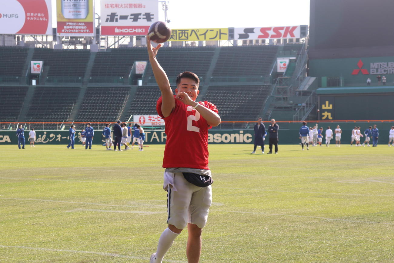 ボールを投げるQB星野秀太（撮影・竹本穂乃加）
