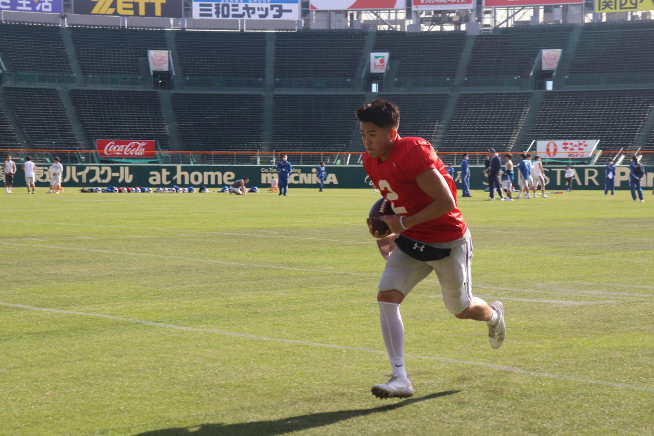 ボールを持って走るQB星野秀太（撮影・竹本穂乃加）