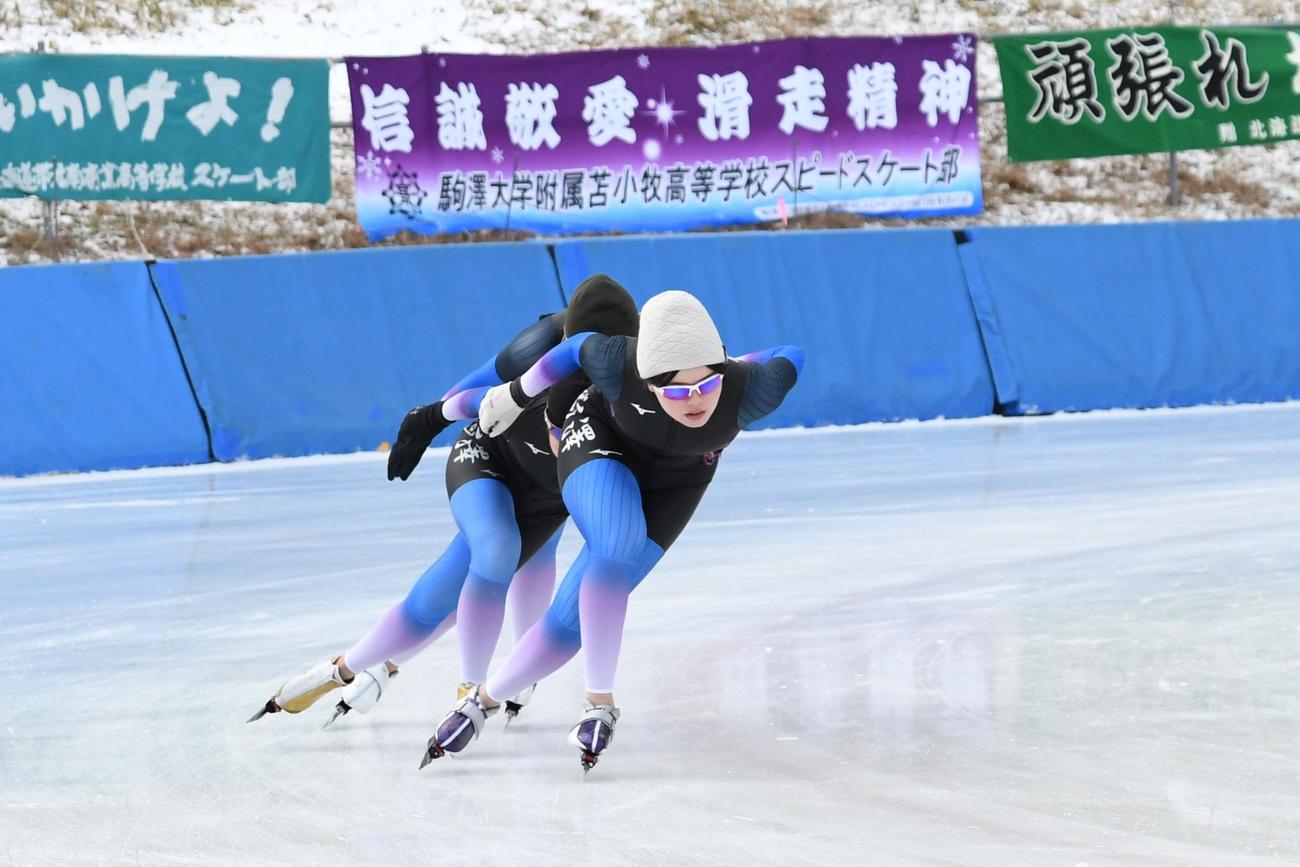 公式練習で団体追い抜きの練習に参加する駒大苫小牧の田畑（右）（撮影・石井翔太）