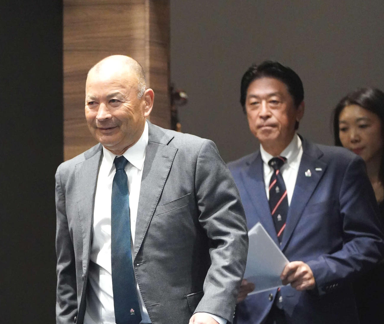 ラグビー日本代表HC就任が決定し記者会見に臨むエディー・ジョーンズ氏。後方右は日本ラグビーフットボール協会の土田会長（撮影・小沢裕）