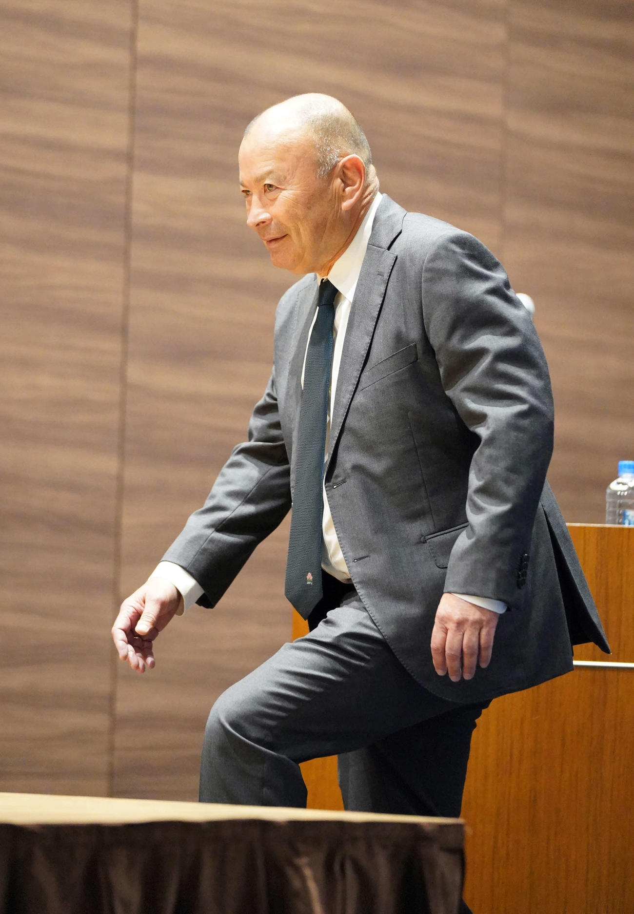 ラグビー日本代表HC就任が決定し記者会見に臨むエディー・ジョーンズ氏（撮影・小沢裕）