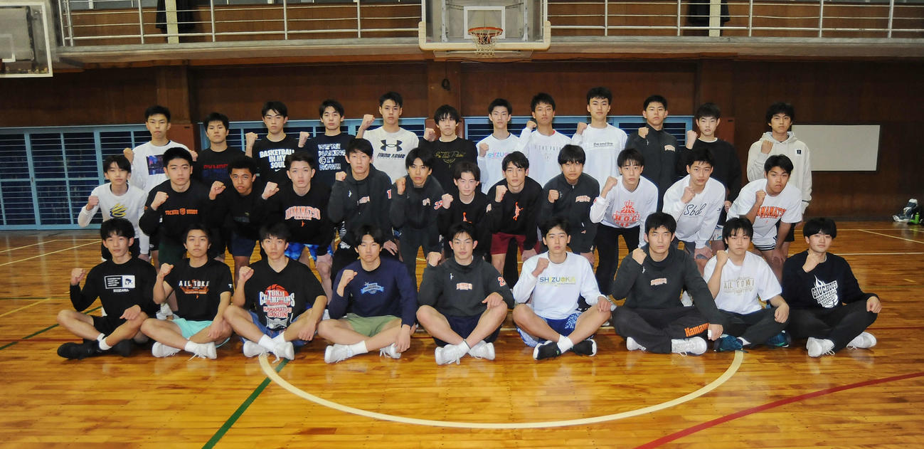 ガッツポーズで意気込む浜松学院の選手ら