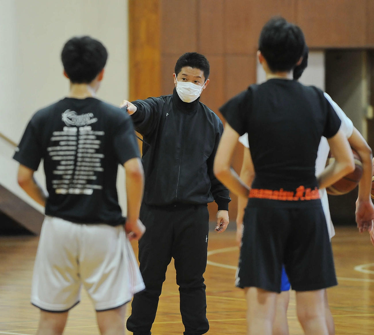 選手らを指導する浜松学院の森下監督（中央）