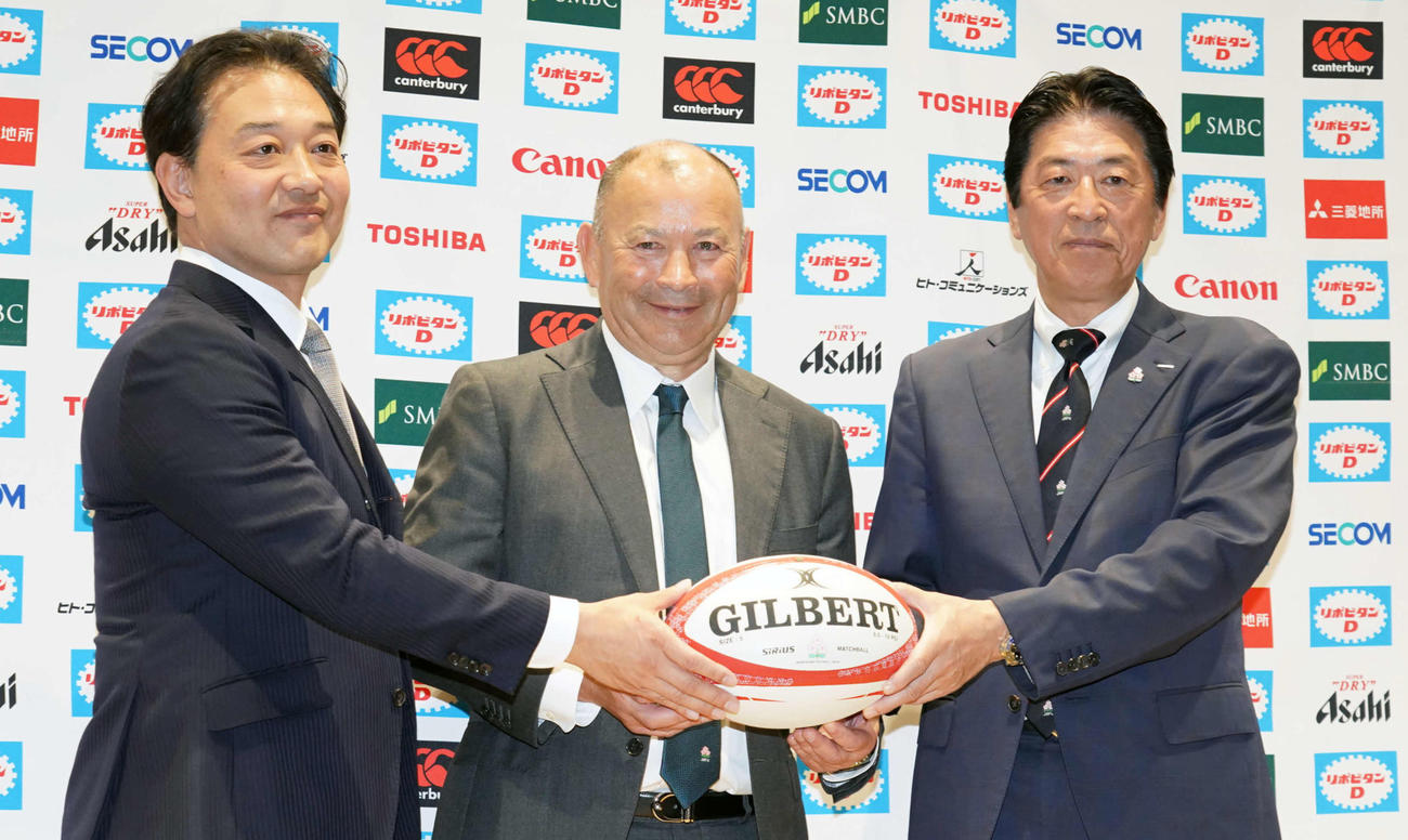 日本ラグビーフットボール協会専務理事の岩渕氏（左）、土田会長（右）と記念撮影に臨むエディー・ジョーンズ氏（撮影・小沢裕）