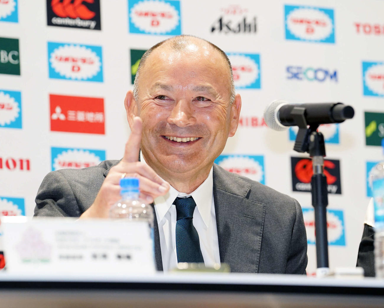 ラグビー日本代表HC就任が決定し記者会見で笑顔のエディー・ジョーンズ氏（撮影・小沢裕）