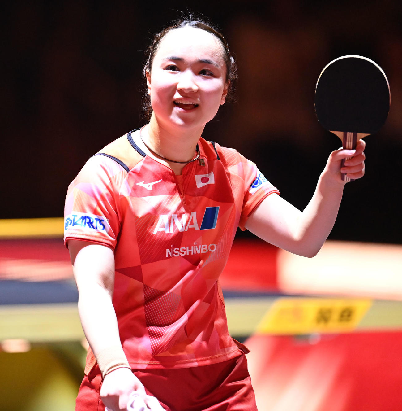アドリアーナ・ディアスに勝利し観客の声援に笑顔で応える伊藤（撮影・森本幸一）