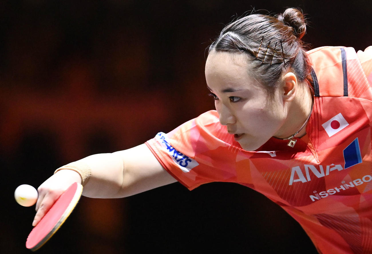 第1ゲーム、ディアスと打ち合う伊藤（撮影・森本幸一）