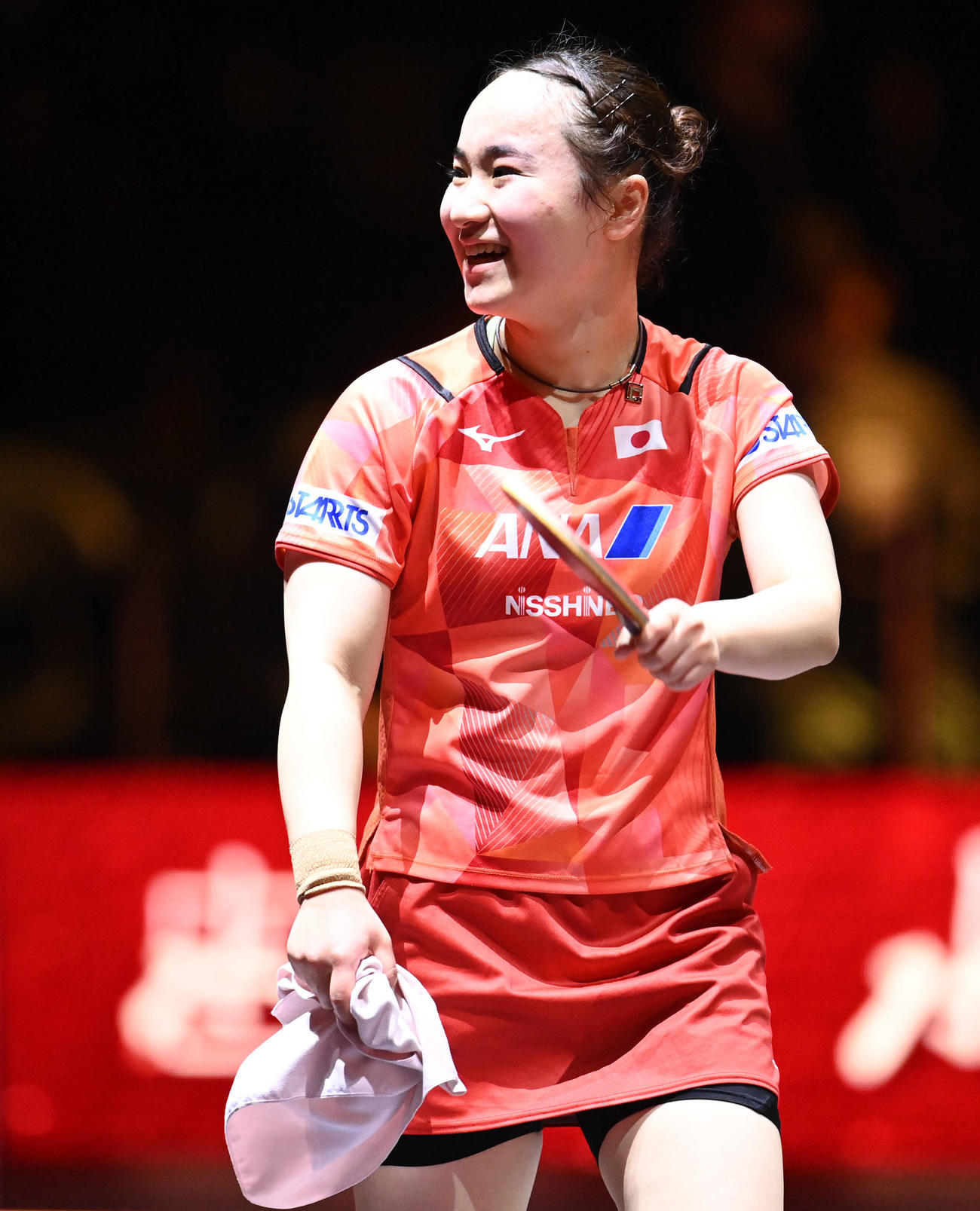 アドリアーナ・ディアスに勝利し観客の声援に笑顔で応える伊藤（撮影・森本幸一）