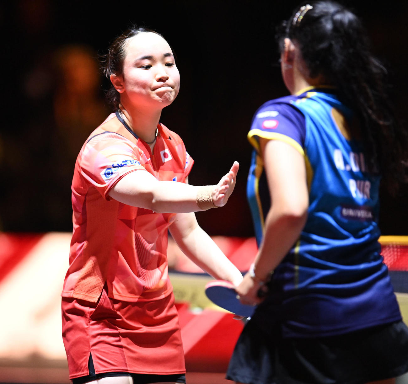 ゲームカウント3－1でディアスに勝利し握手を交わす伊藤（左）（撮影・森本幸一）