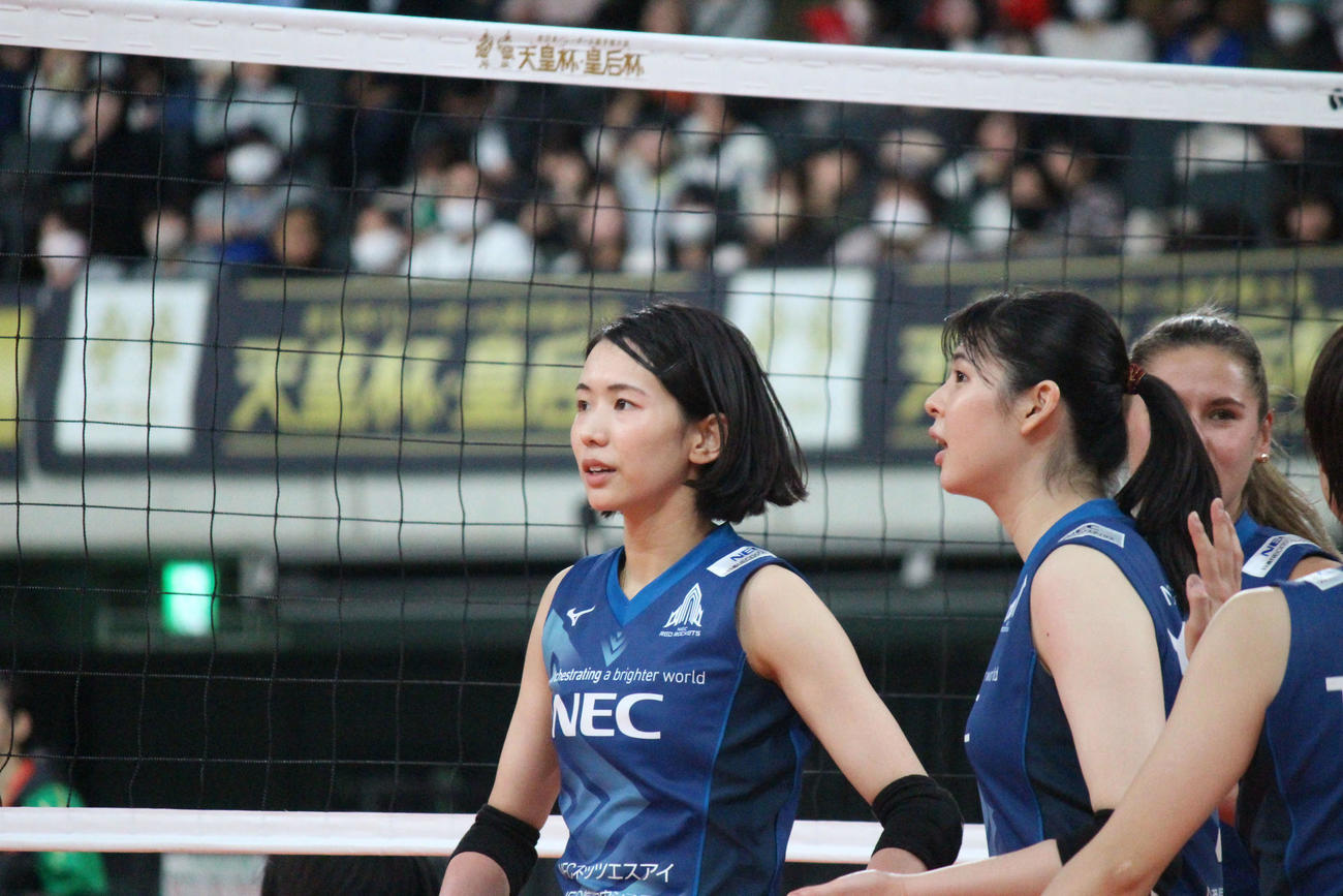 試合に臨むNECの古賀紗理那（左）と山田二千華（撮影・勝部晃多）