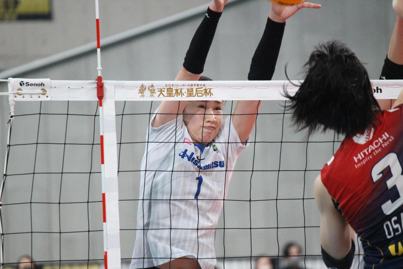 ブロックする久光の長岡望悠（撮影・勝部晃多）