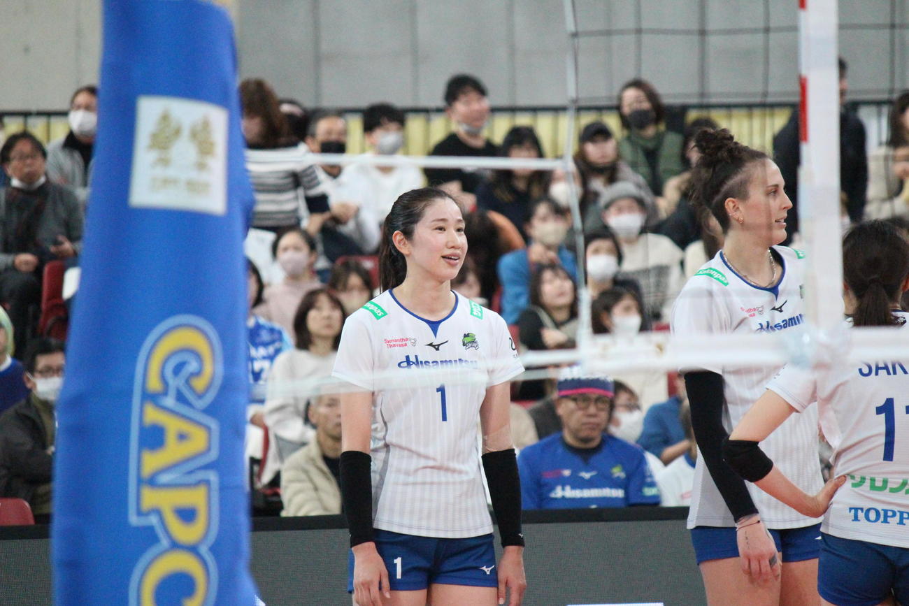 試合後に笑顔を見せる久光の長岡望悠（撮影・勝部晃多）