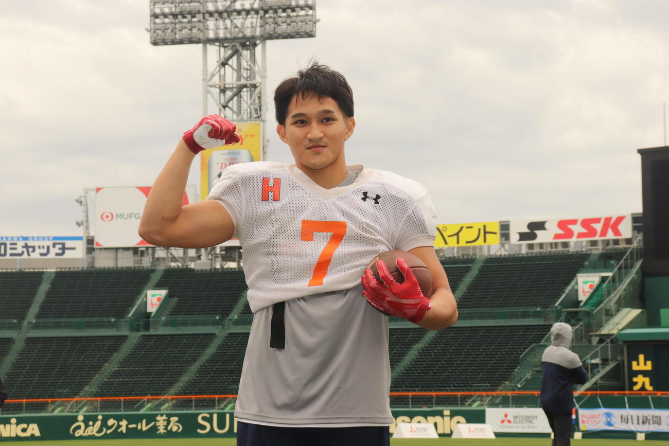 ボールを抱えてガッツポーズをする法大RB新井（撮影・竹本穂乃加）