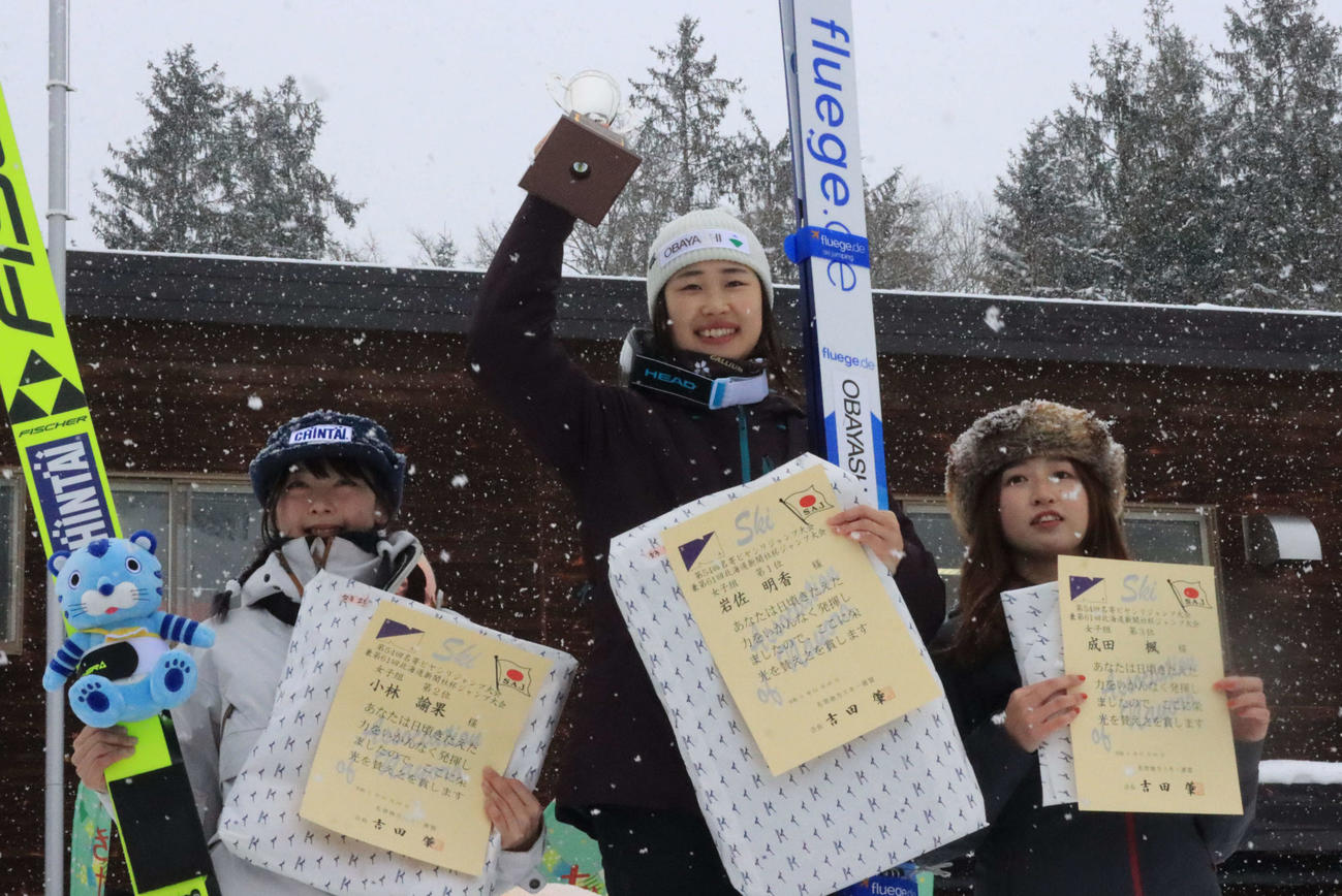 優勝した岩佐（中央）。左は2位小林、右は3位成田（撮影・保坂果那）