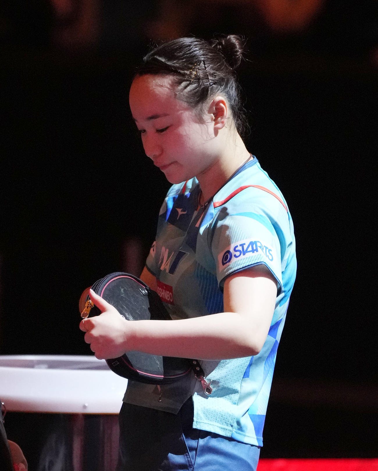 ゲームカウント3－0で陳夢に敗れラケットを片付ける伊藤（撮影・森本幸一）