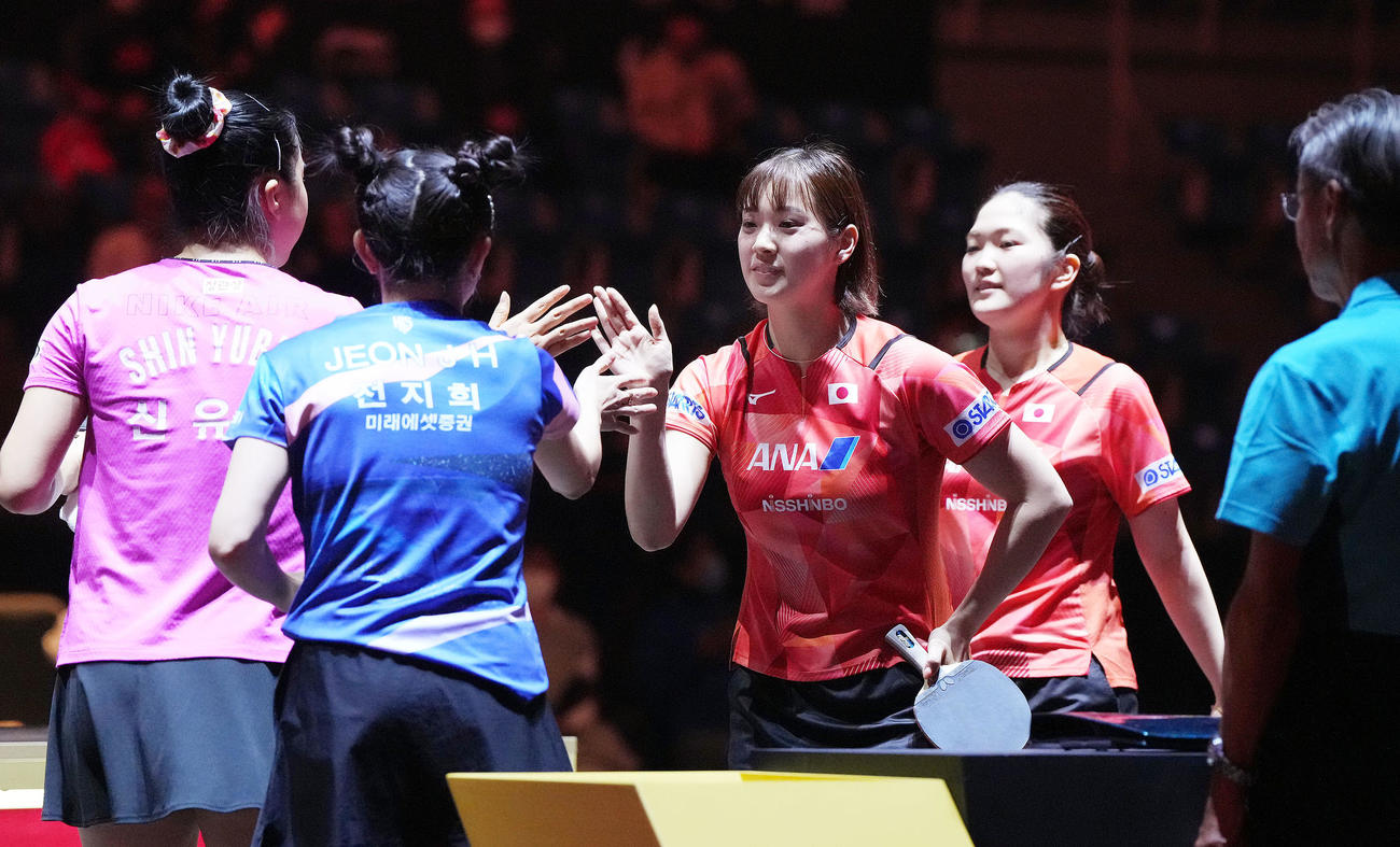 ゲームカウント3－2で勝利し申裕斌、田志希組とタッチを交わす（右から）木原、長崎組（撮影・森本幸一）