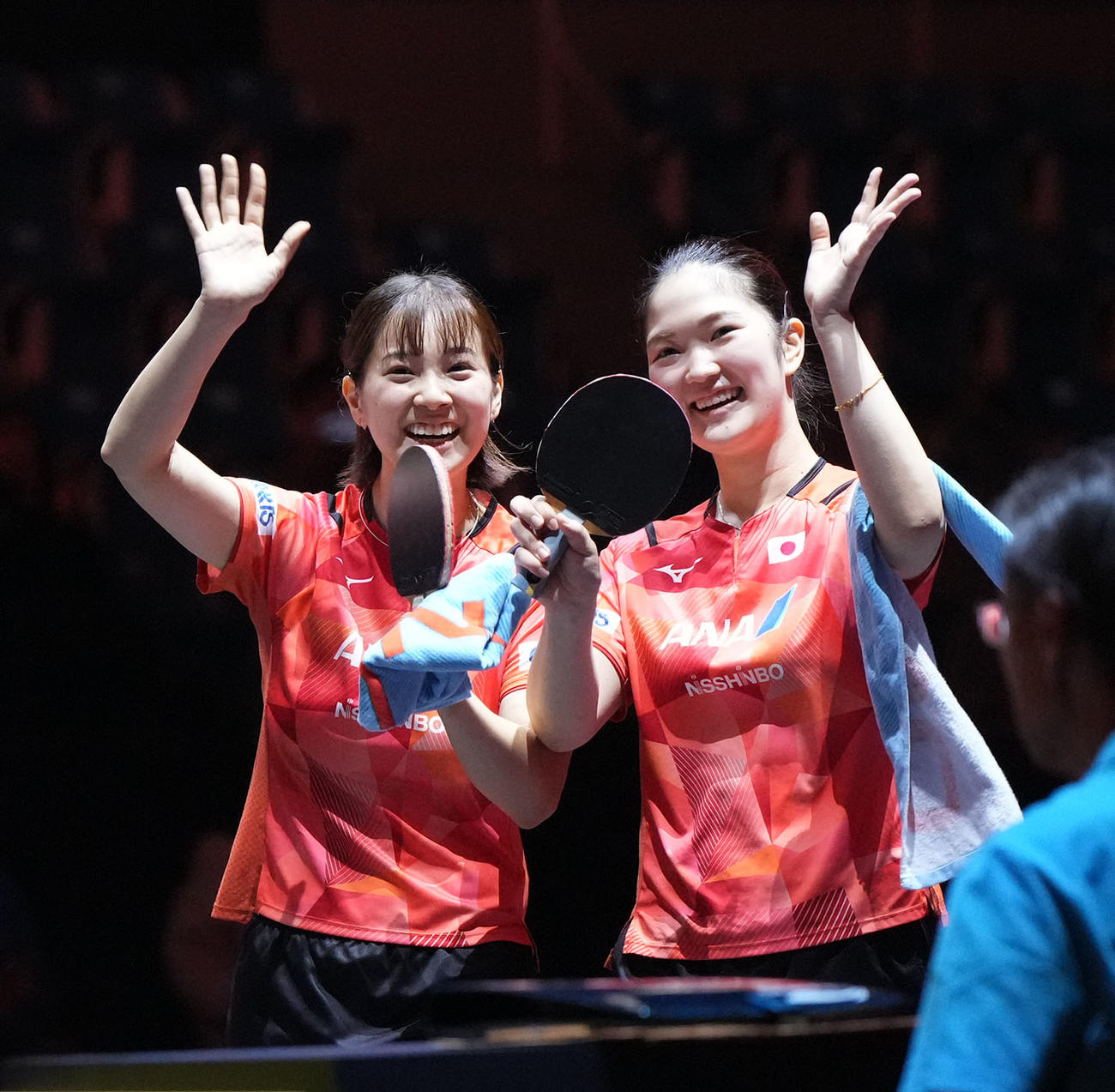 ゲームカウント3－2で勝利し観客に手を振る長崎（左）と木原（撮影・森本幸一）