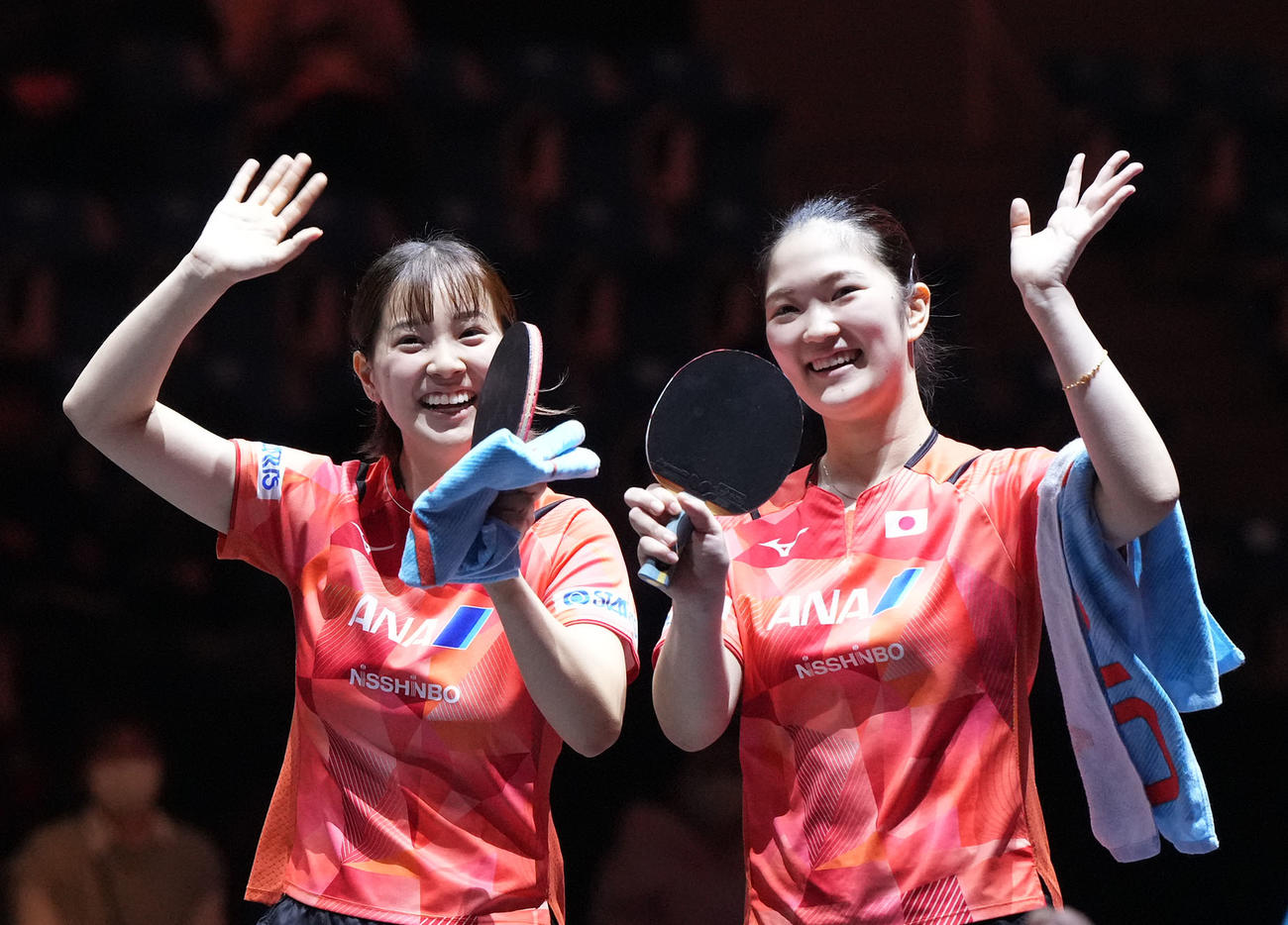 ゲームカウント3－2で勝利し観客に手を振る（左から）長崎、木原（撮影・森本幸一）