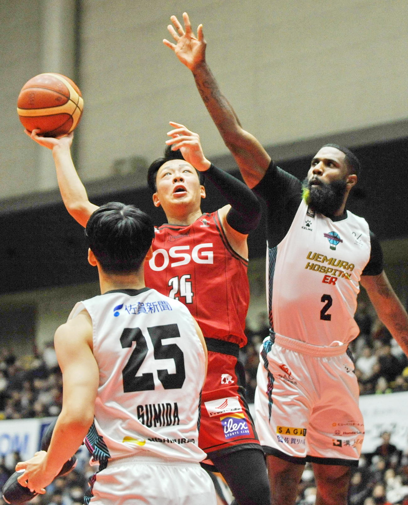 相手と競り合って得点を決める三遠PG佐々木