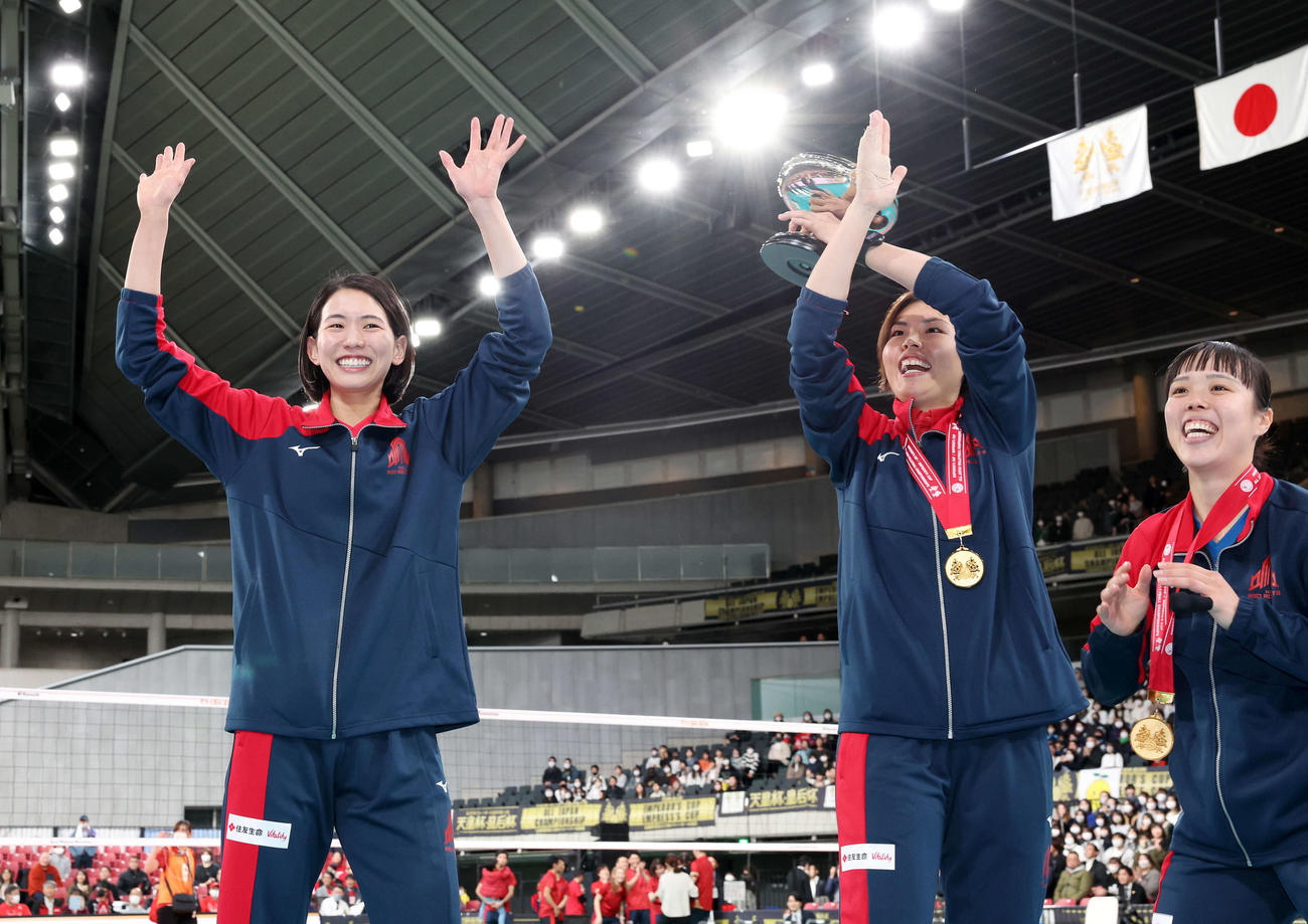 NEC対久光　全日本選手権を制し、ファンに笑顔で手を振る、左からNEC古賀、島村、小島（撮影・宮地輝）