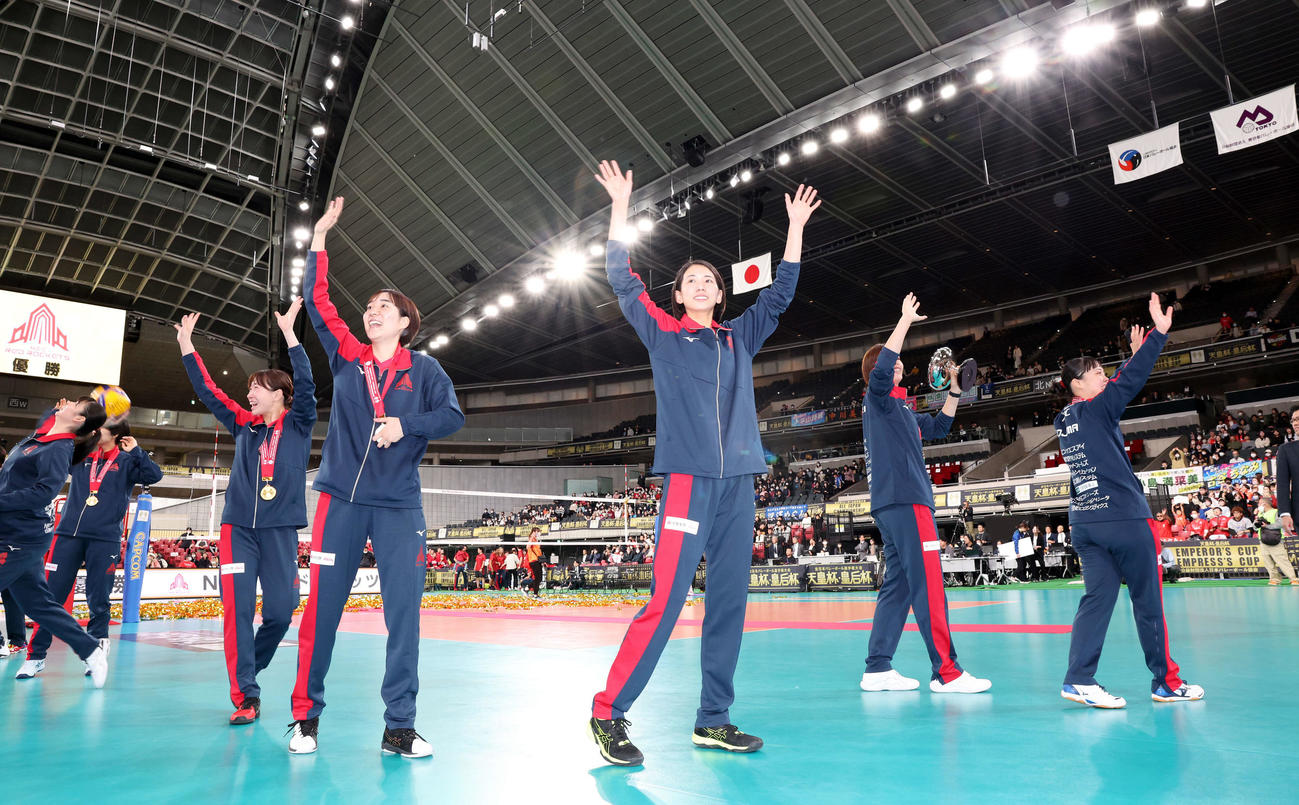 NEC対久光　全日本選手権を制し、ファンに笑顔で手を振るNEC古賀（右から3人目）ら選手たち（撮影・宮地輝）