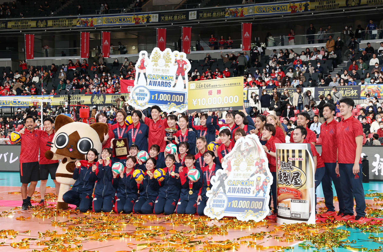NEC対久光　全日本選手権を制し、記念撮影するNECの選手たち（撮影・宮地輝）