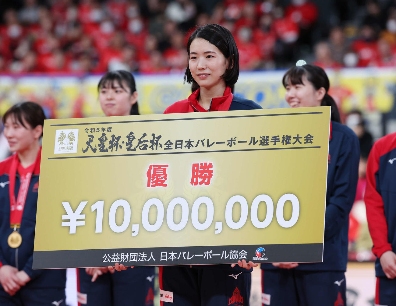 NEC対久光　全日本選手権を制し、優勝賞金のパネルを手にするNEC古賀（撮影・宮地輝）