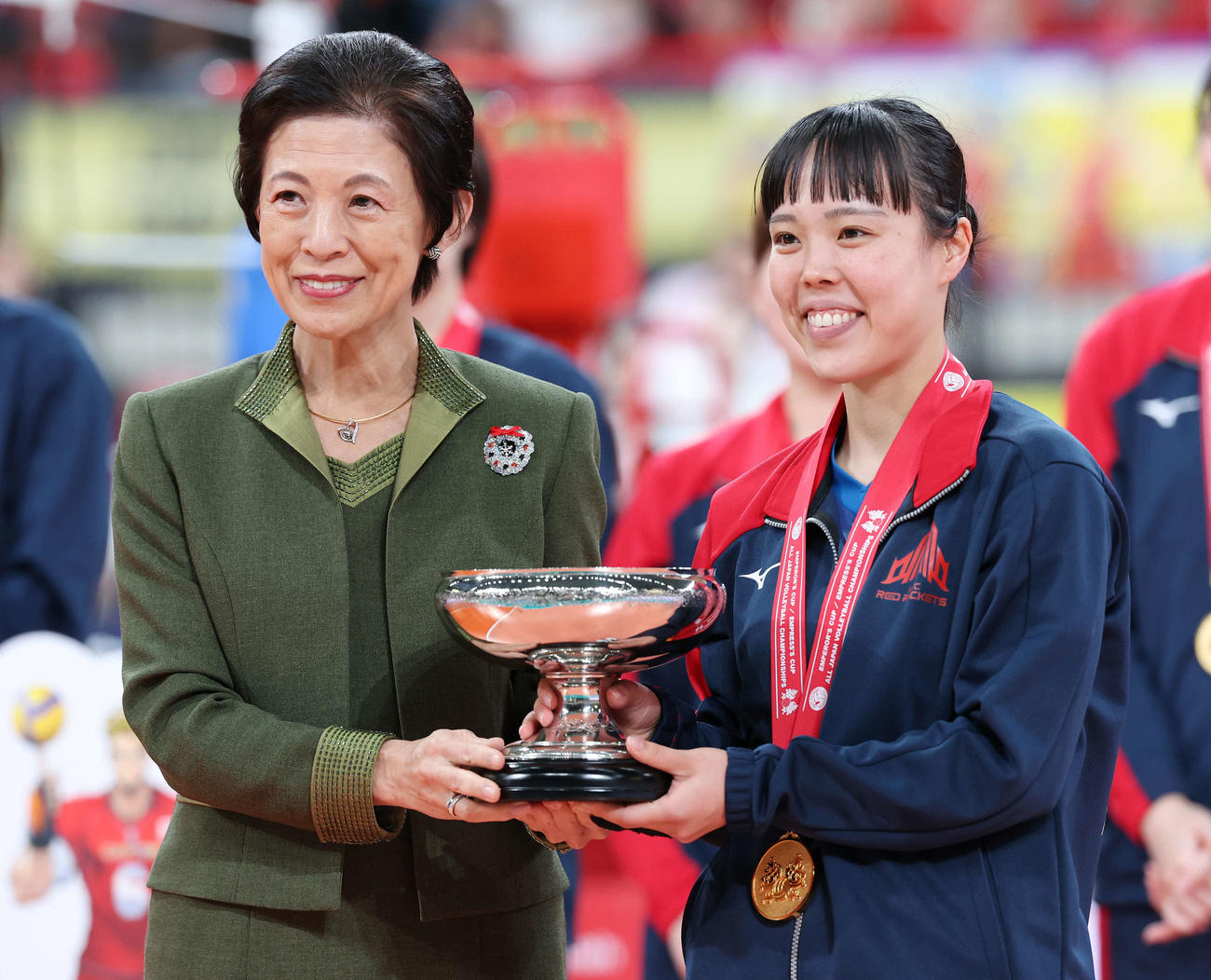 NEC対久光　高円宮妃久子さまと皇后杯を手に記念撮影するNEC小島（撮影・宮地輝）