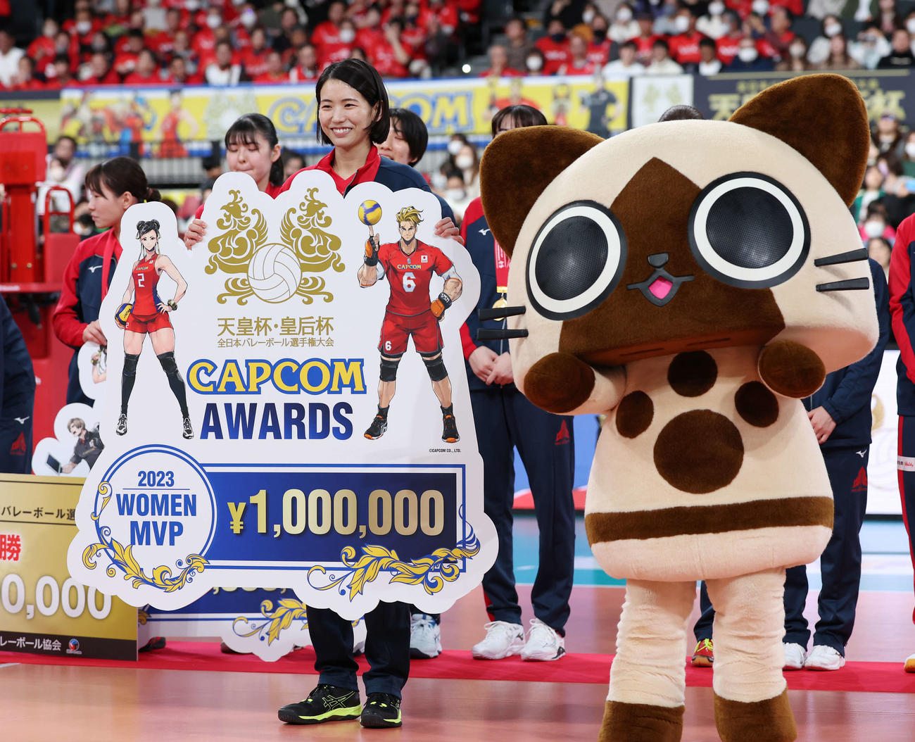 NEC対久光　全日本選手権を制し、MVPに輝いたNEC古賀はアイル－と笑顔で記念撮影する（撮影・宮地輝）