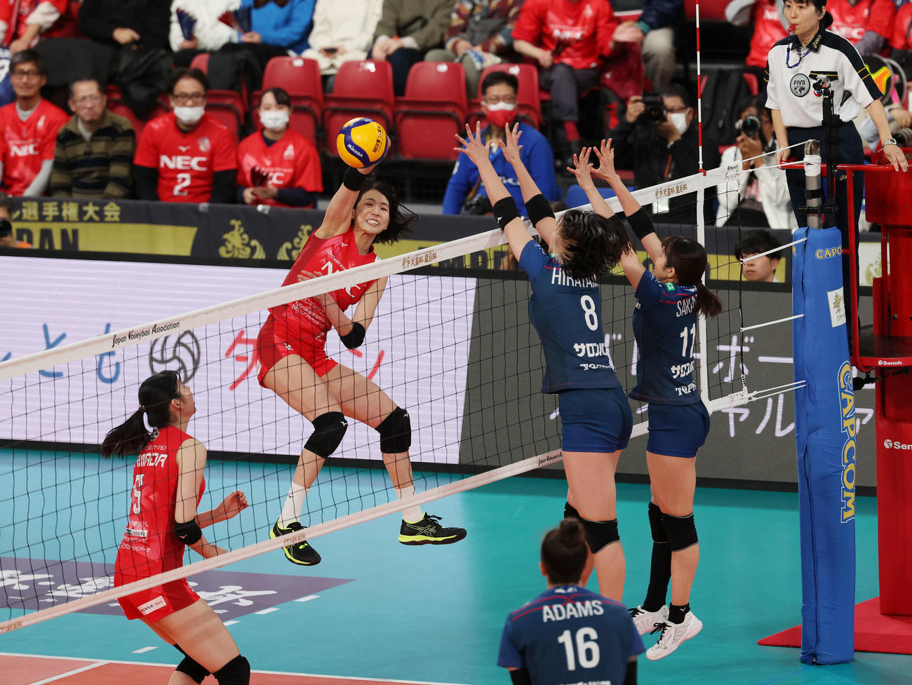 NEC対久光　第3セット、スパイクを決める古賀（撮影・宮地輝）