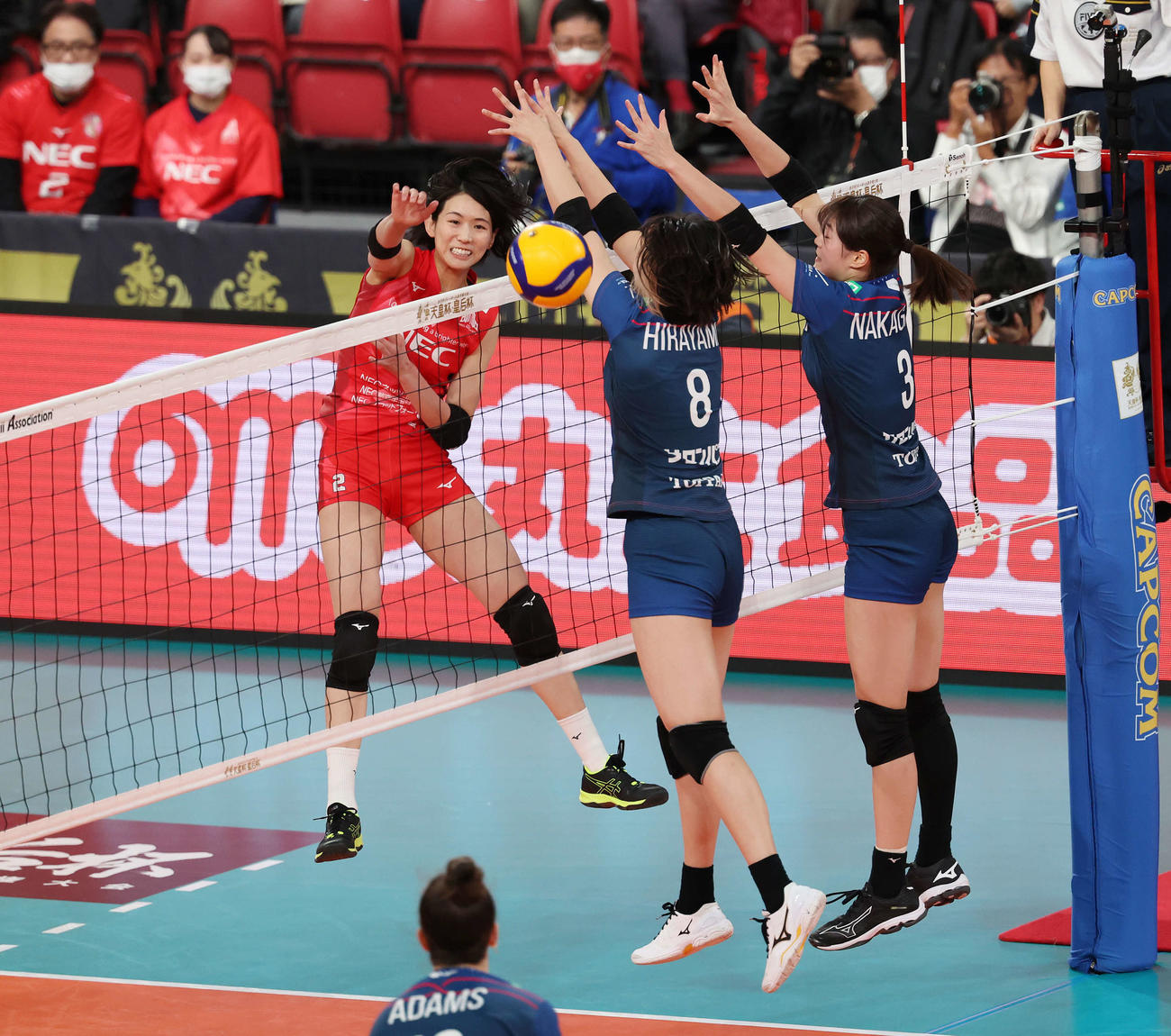 NEC対久光　第3セット、スパイクを打つ古賀（撮影・宮地輝）