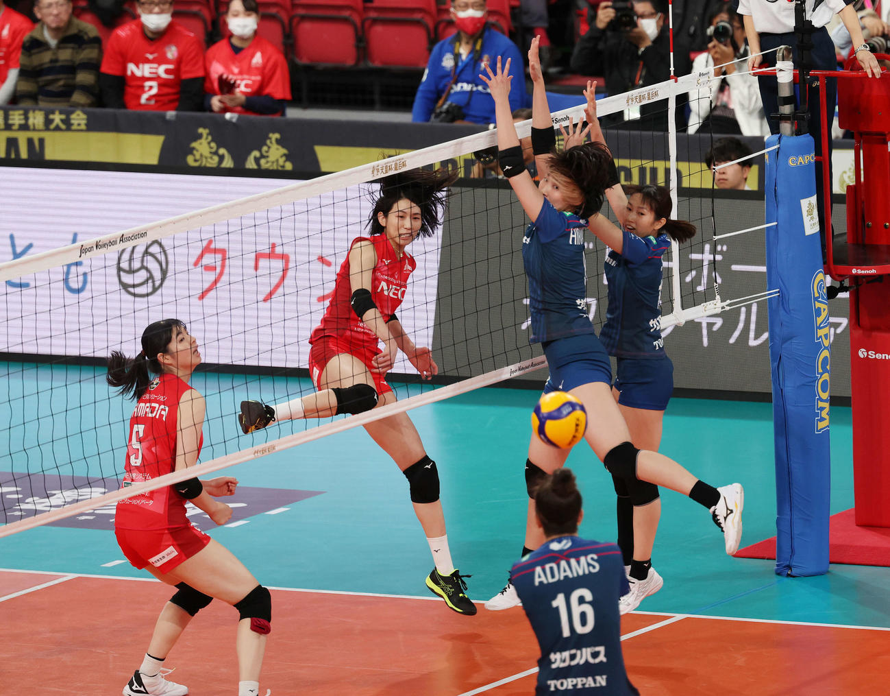 NEC対久光　第3セット、スパイクを決める古賀（撮影・宮地輝）