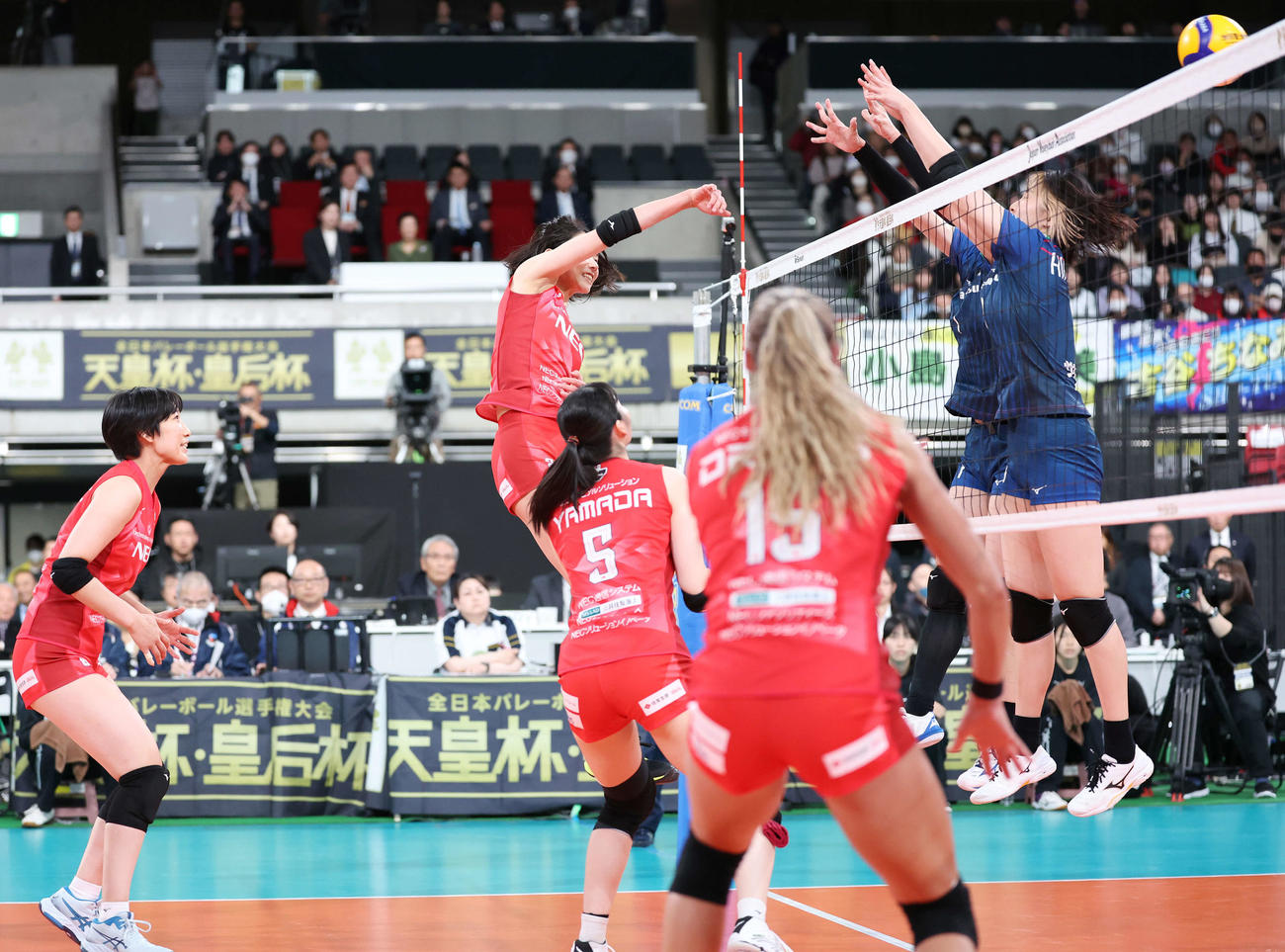NEC対久光　第4セット、スパイクを決める古賀（撮影・宮地輝）