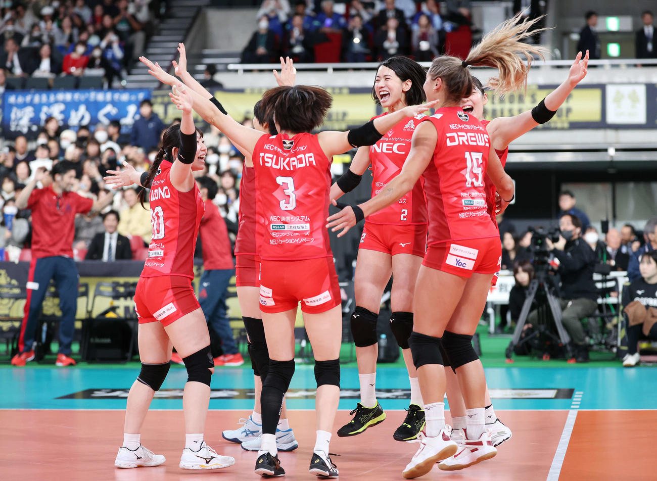 NEC対久光　全日本選手権を制し、歓喜するNEC古賀（右から3人目）ら選手たち（撮影・宮地輝）