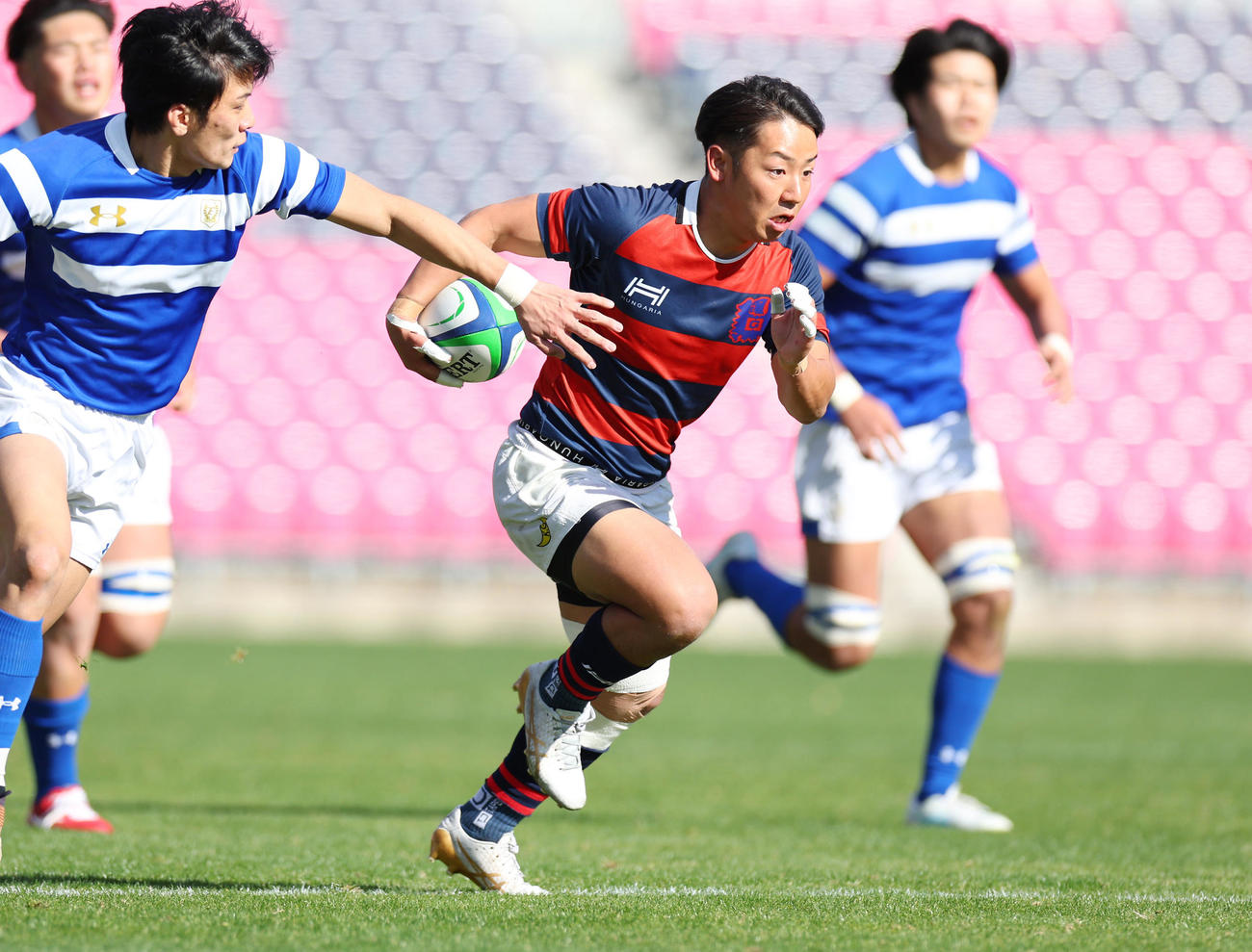 関学大対福岡工大　前半、相手をかわし先制トライを決める関学大SO斉藤（中央）（撮影・前田充）