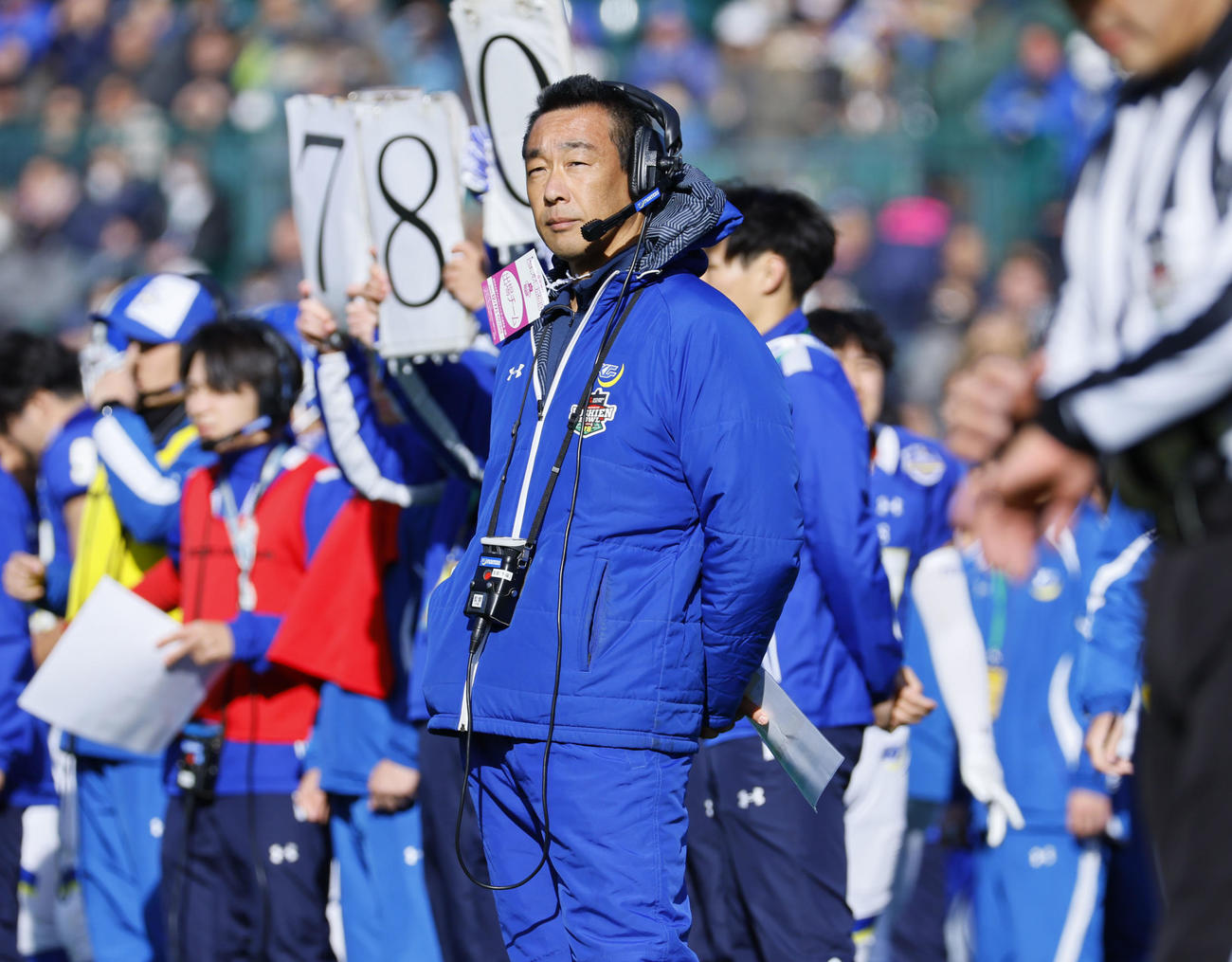 法大対関学大　第2クオーター、試合を見つめる関学大大村監督（撮影・藤尾明華）