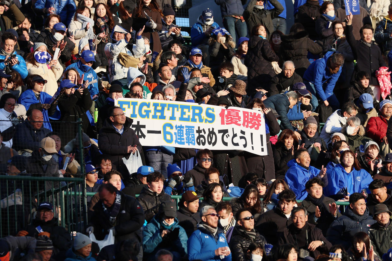 甲子園ボウル6連覇を祝う横断幕を広げるスタンドの関学大ファン（撮影・加藤哉）