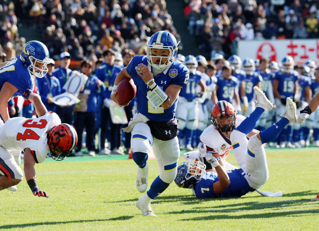 関学大対法大　第1Q、関学大QB星野がランで先制TDを決める（撮影・加藤哉）