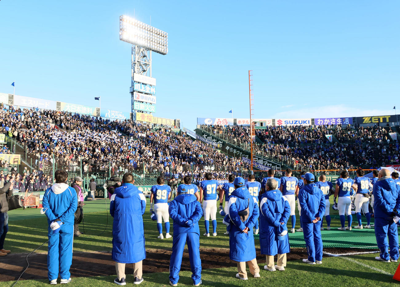 関学大対法大　関学大の選手たちは試合後、スタンドからの声援を見守った（撮影・加藤哉）