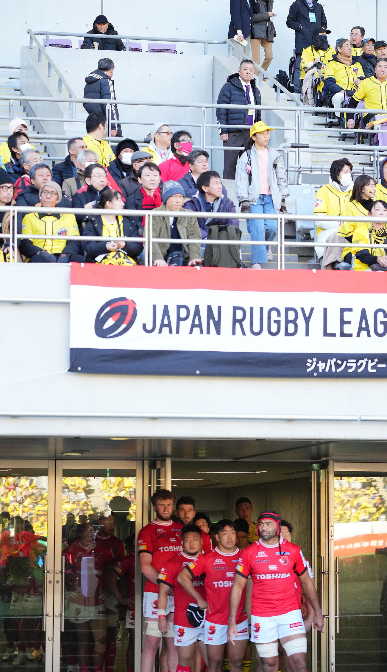 東京SG対BL東京　BL東京リーチ（手前）らの試合を見に来た日本代表エディー・ジョーンズHC（左上）（撮影・垰建太）