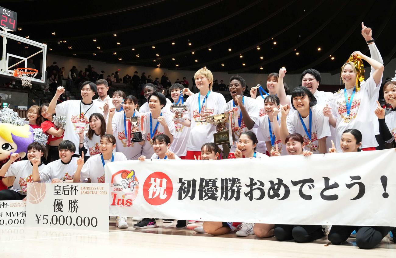 初優勝を飾り記念撮影で喜びを爆発させるデンソーの選手たち（撮影・小沢裕）