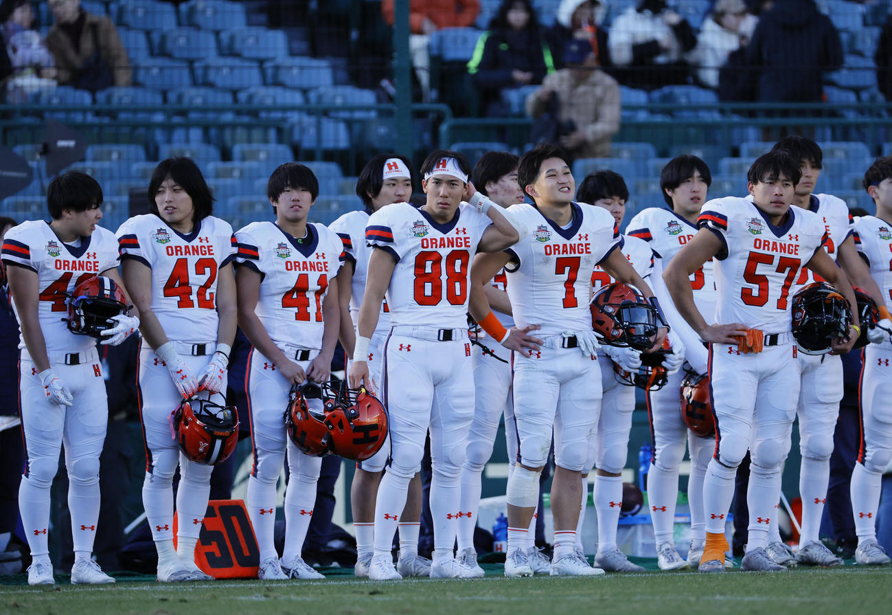 関学大対法大　関学大に敗れ肩を落とす法大の選手たち（撮影・藤尾明華）