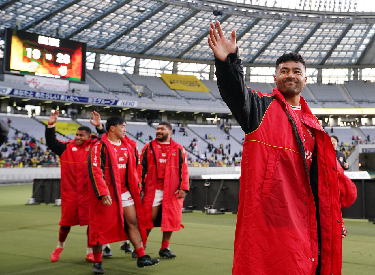 東京SG対BL東京　試合に勝利しファンに笑顔で手を振る東京BLのモウンガ（右）（撮影・垰建太）